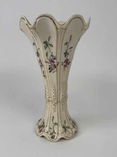 LANGEAIS, 20th century.
Cream earthenware...