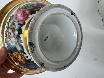 Earthenware and cookie lot including :
-...
