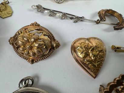 Lot including gilded metal sewing kit, costume...