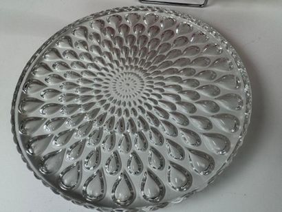 BACCARAT.
Circular crystal trivet decorated...