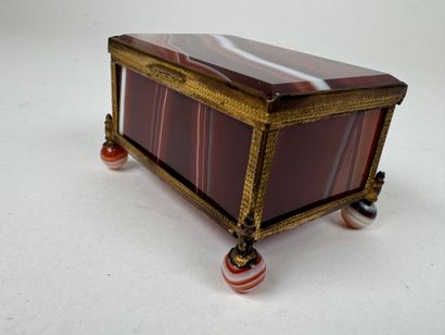 Small rectangular covered agate box, beveled...