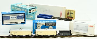 MÄRKLIN, Ho, 4 freight cars and accessories:
...