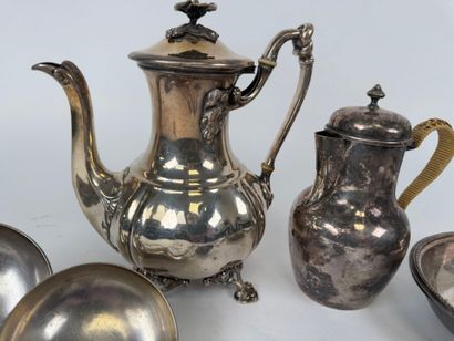 Silver-plated lot including :
- CRISTOFLE;
Verseuse,...