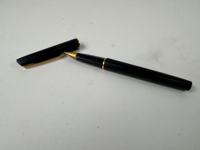 WATERMAN.
Black and gold resin fountain pen,...