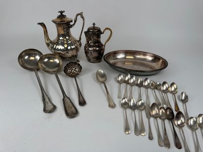 Silver-plated lot including :
- CRISTOFLE;
Verseuse,...