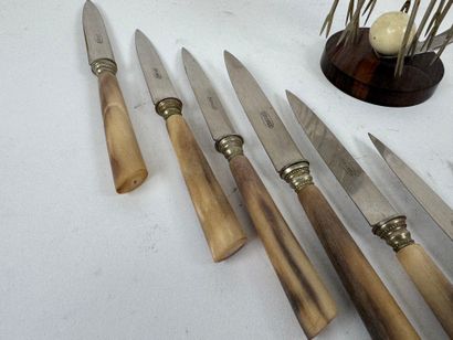 Set including :
- a wooden snail set, chromed...