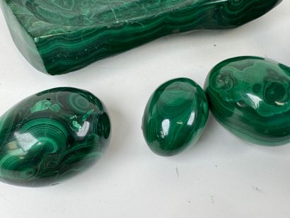 Hard stone lot featuring eggs and a malachite...