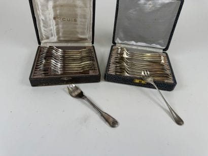 Silver-plated lot including:
- ERCUIS.
12...