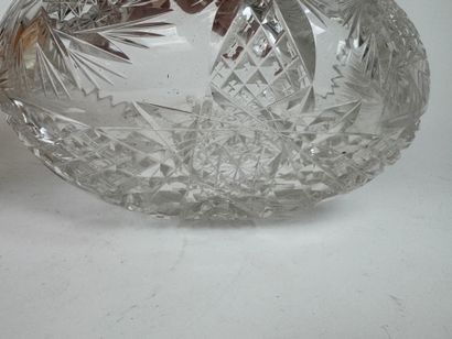 Cut and colored crystal lot including :
-...