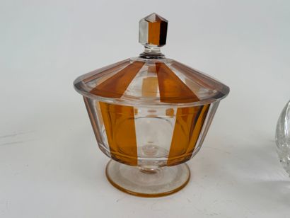 Cut and colored crystal lot including :
-...