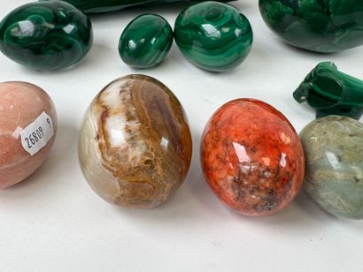 Hard stone lot featuring eggs and a malachite...