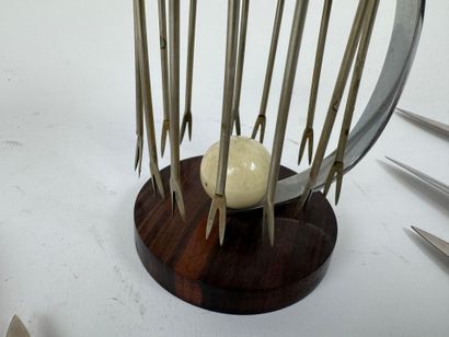 Set including :
- a wooden snail set, chromed...