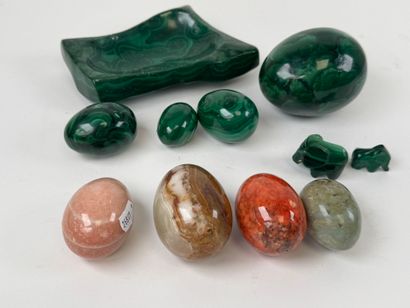 Hard stone lot featuring eggs and a malachite...
