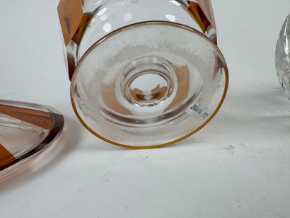 Cut and colored crystal lot including :
-...