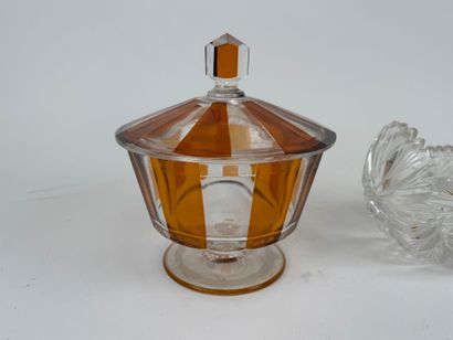 Cut and colored crystal lot including :
-...