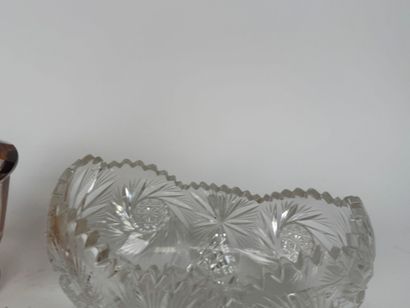 Cut and colored crystal lot including :
-...