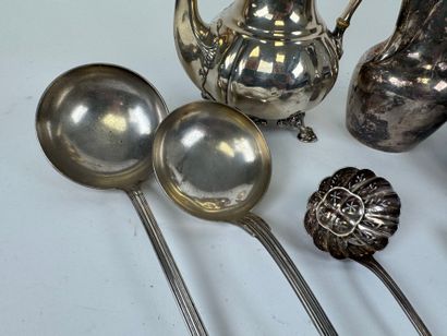 Silver-plated lot including :
- CRISTOFLE;
Verseuse,...