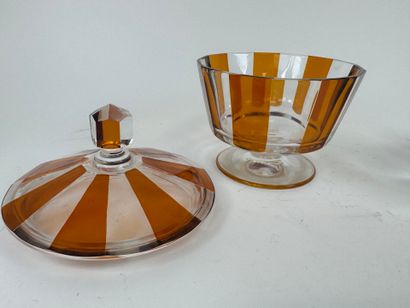 Cut and colored crystal lot including :
-...