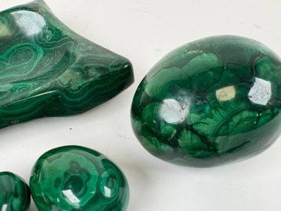 Hard stone lot featuring eggs and a malachite...