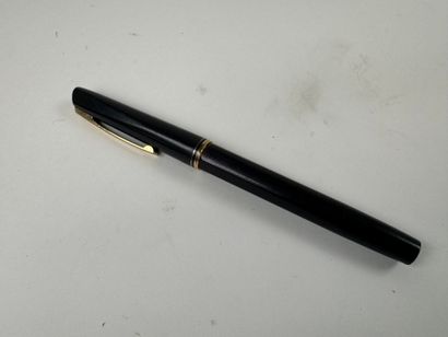 WATERMAN.
Black and gold resin fountain pen,...