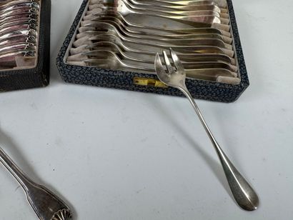 Silver-plated lot including:
- ERCUIS.
12...