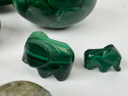 Hard stone lot featuring eggs and a malachite...