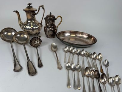 Silver-plated lot including :
- CRISTOFLE;
Verseuse,...