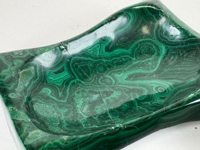 Hard stone lot featuring eggs and a malachite...