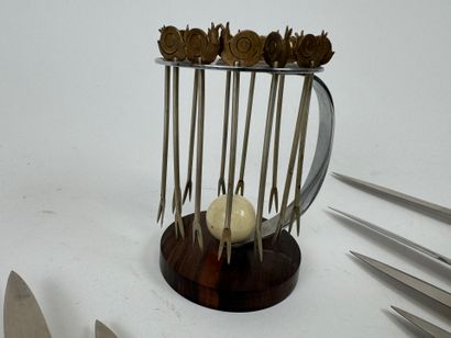 Set including :
- a wooden snail set, chromed...