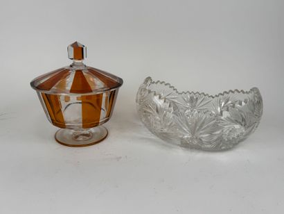 Cut and colored crystal lot including :
-...