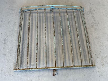 OLD adaptable steel gallery. 121 x 104 c...