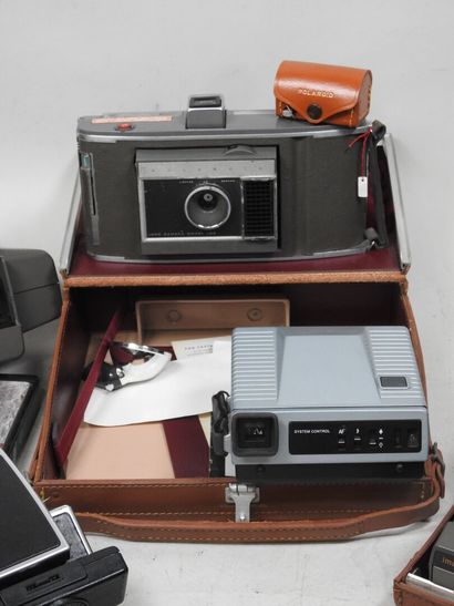 Set of six Polaroid cameras including: 
-...
