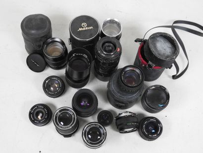 Set of more than a dozen different lenses,...