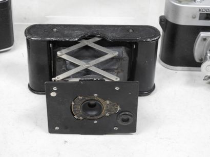 Set of seven KODAK cameras including :
-...