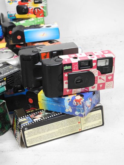 Important set of over sixty various disposable...