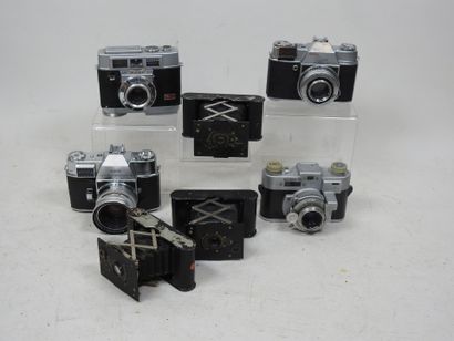 Set of seven KODAK cameras including :
-...