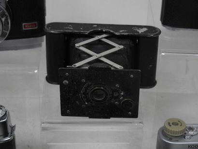 Set of seven KODAK cameras including :
-...