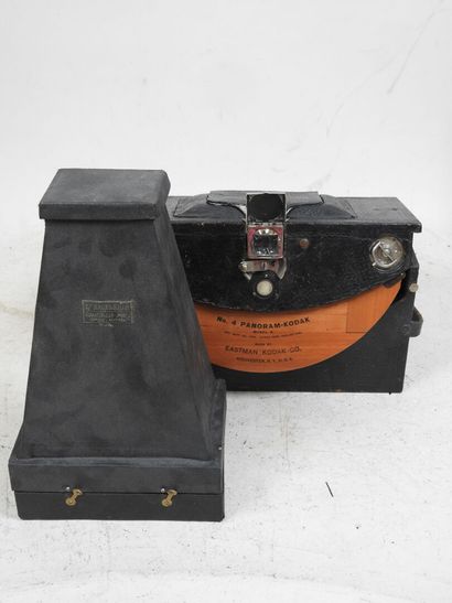 Set of two miscellaneous cameras: 
- a large...