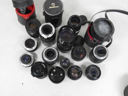 Set of more than a dozen different lenses,...