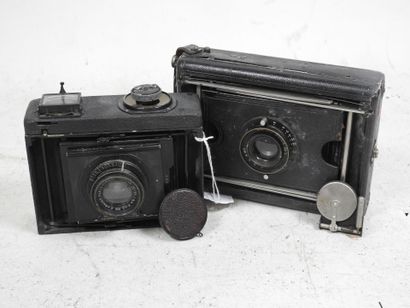 Set of two miscellaneous cameras: 
- a MURER...