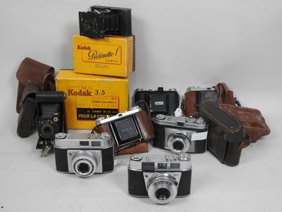 Set of eight KODAK cameras including two...