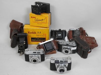 Set of eight KODAK cameras including two...