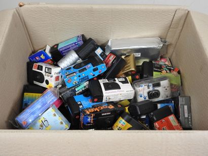 Important set of over sixty various disposable...