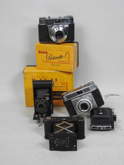 Set of eight KODAK cameras including two...