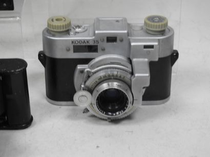 Set of seven KODAK cameras including :
-...