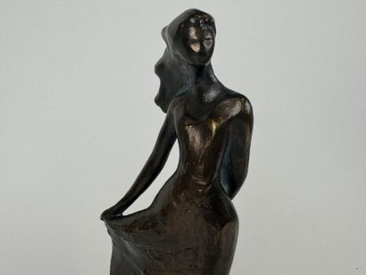 SERN (XXe).
Femme à la robe.
Sujet en résine...