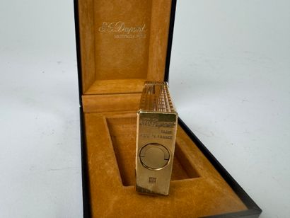 S.T. DUPONT à Paris.
Briquet en métal doré...