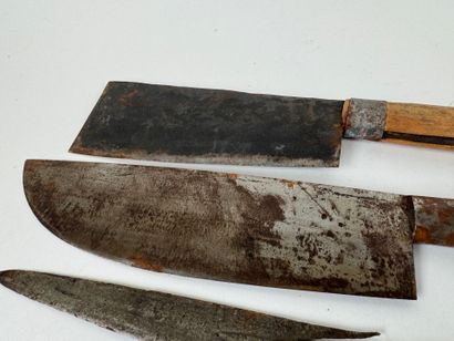 Lot de haches et flèches en métal et bois.
L....