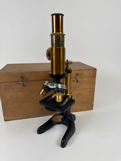 LEMARLDELEY à Paris.
Microscope en laiton...