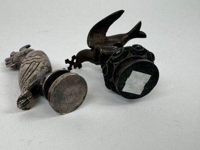 Deux cachets en bronze argenté à décor d'un...